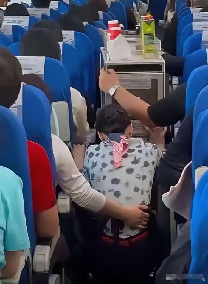 逼着空姐下跪的这名男乘客，接下来可能要面对3件麻烦事！第一，惹来全网反感。现场视频传开之后，大家都看