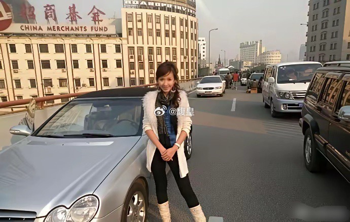当年拍爱情公寓的时候，为了拍摄真实的场景剧组真的租了一条公路。