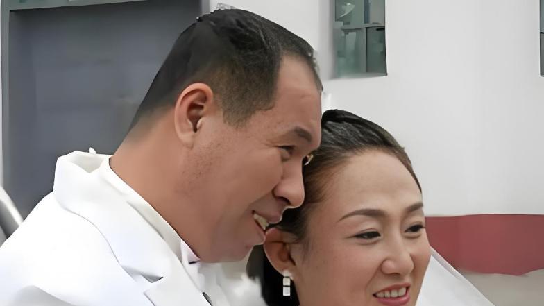 她是9枚金牌的冠军,被教练下药终身不育,退役后当搓澡工嫁和尚