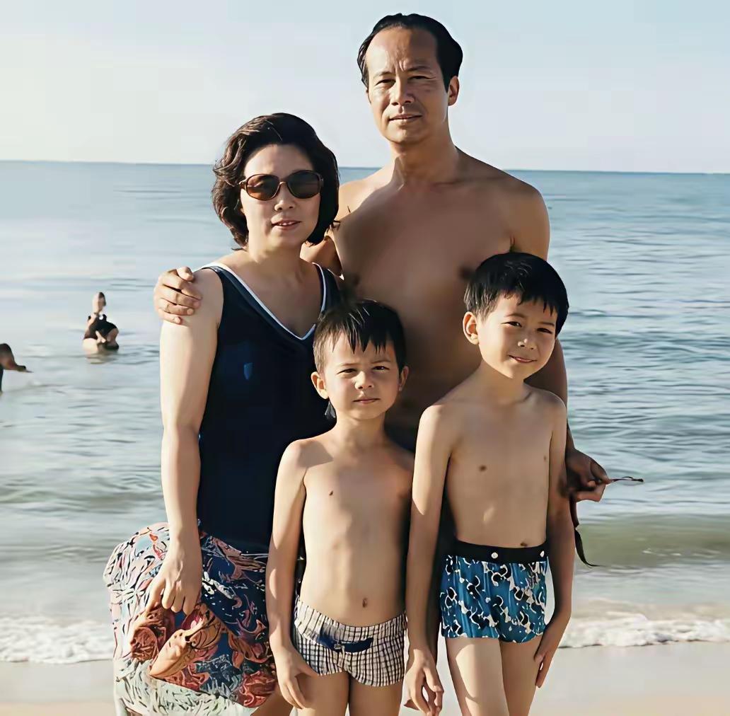 下图是上世纪70年代初，李嘉诚和妻子庄月明、长子李泽钜、次子李泽楷的一张合影。这