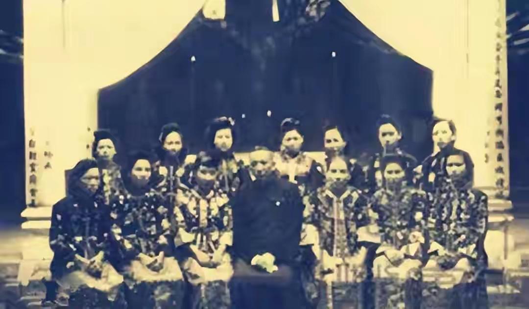 1938年，蒋介石到杨森家中做客，看见院里很多女子，便问：“这些都是你的妻子吗？