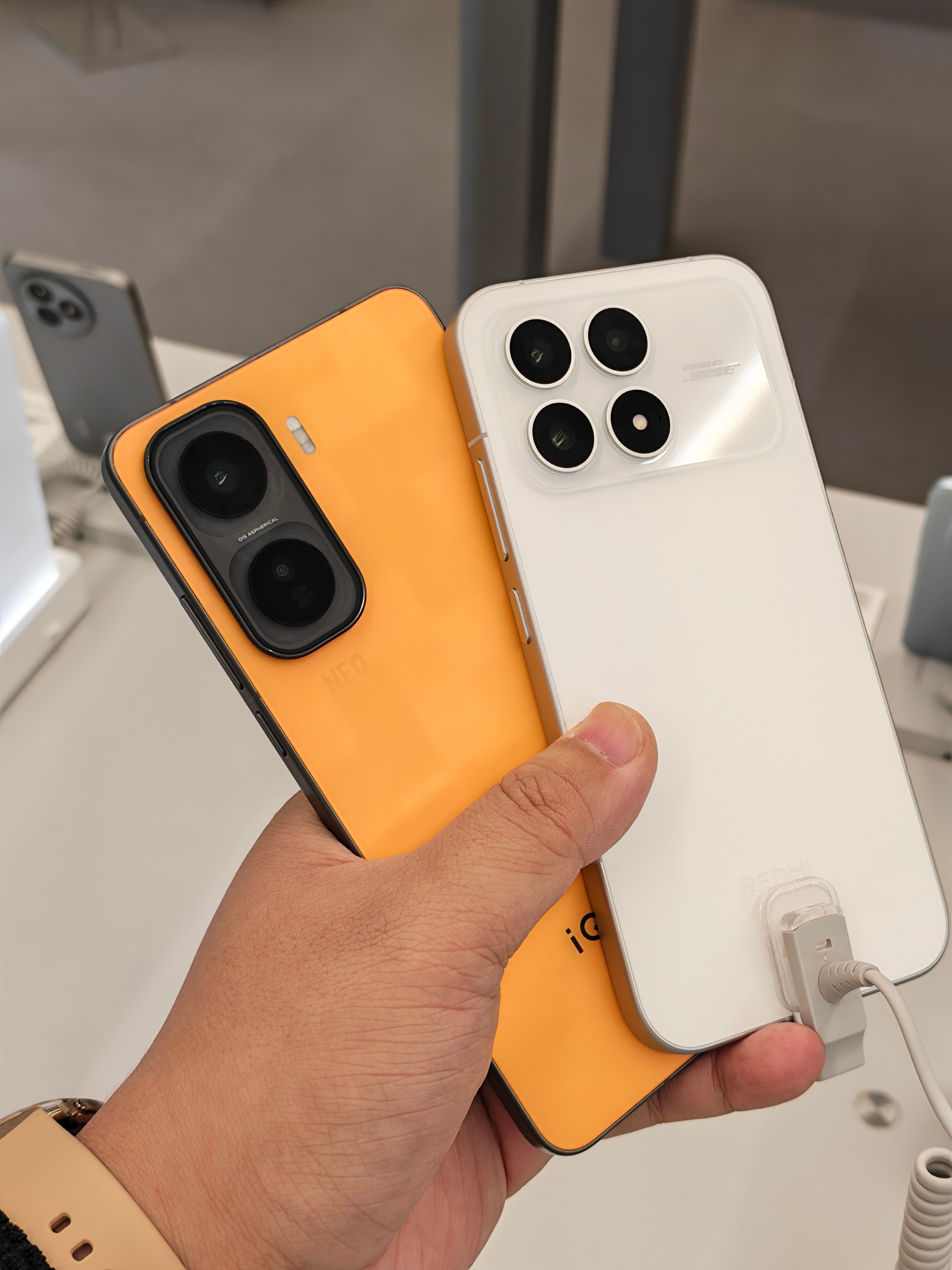 当红炸子鸡们，iQOONeo11和红米K70放一起，你觉得哪个更好看？[dog