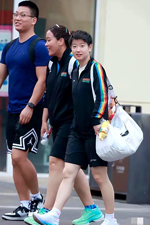 这绝对是纯天然的莎莎！虽然莎莎个子不高，颜值也算不上惊艳，但莎莎五官精致，眉