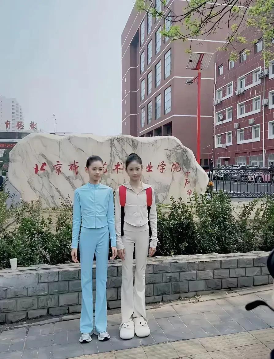 小孩从小学习舞蹈确实不一样，身材比例都和一般孩子不同，经过多年的锻炼。这些学习