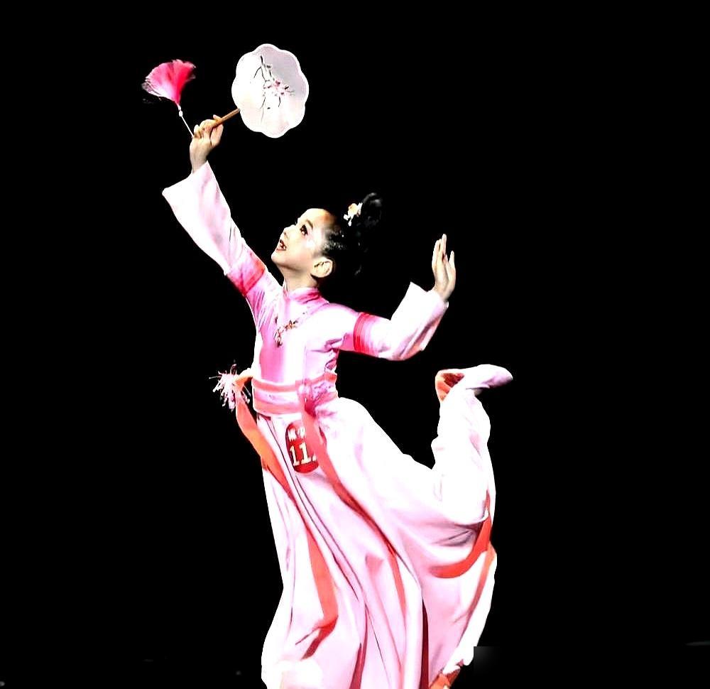 佟丽娅放话了：价值千万的珠宝首饰，宁愿留给董璇女儿“小酒窝”，也不给她未来的儿媳