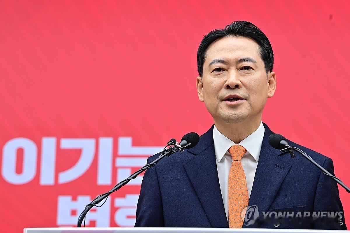 11日，韩国国民力量党党首张东赫佩戴象征改革新党的橙色领带释放合作信号，正推动本