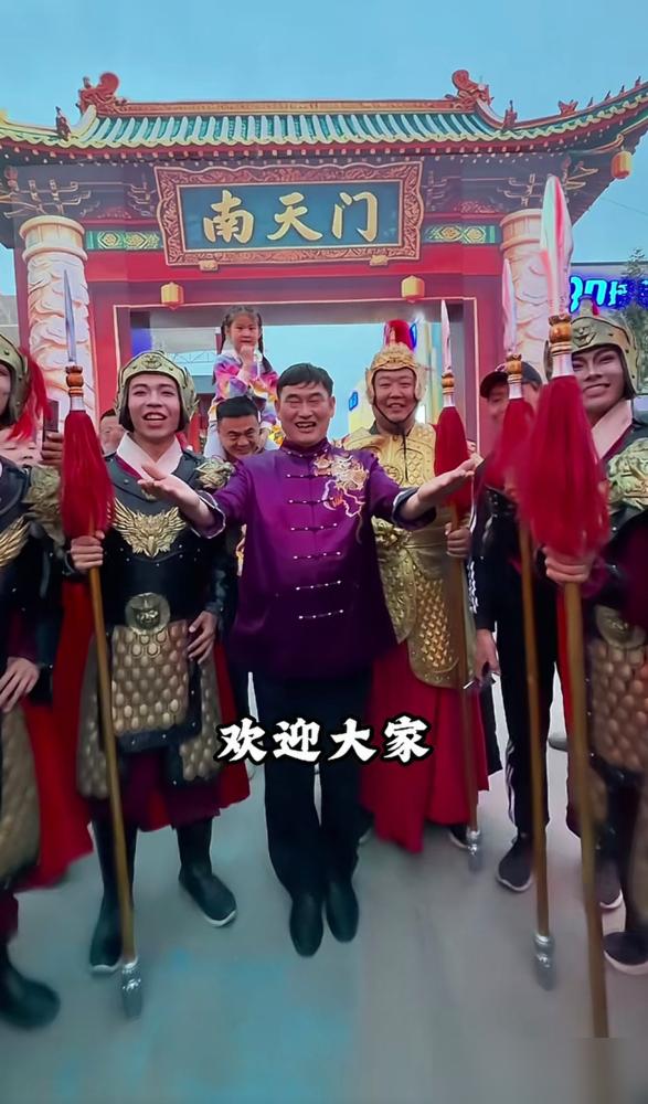 大衣哥被骗走3万块，我那搞公关的朋友看完，拍着大腿说：这钱花得太值了！你想想