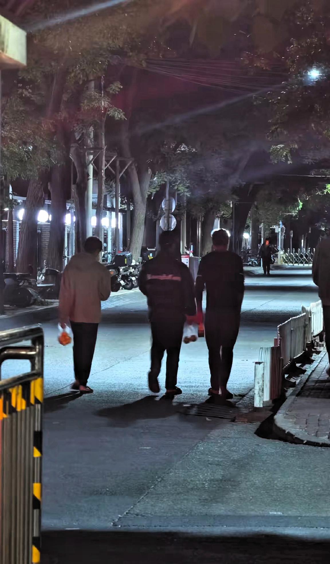 凌晨一点多，四个男性外国留学生走在北京街头大声谈笑，走回学校。其中一人留着大胡