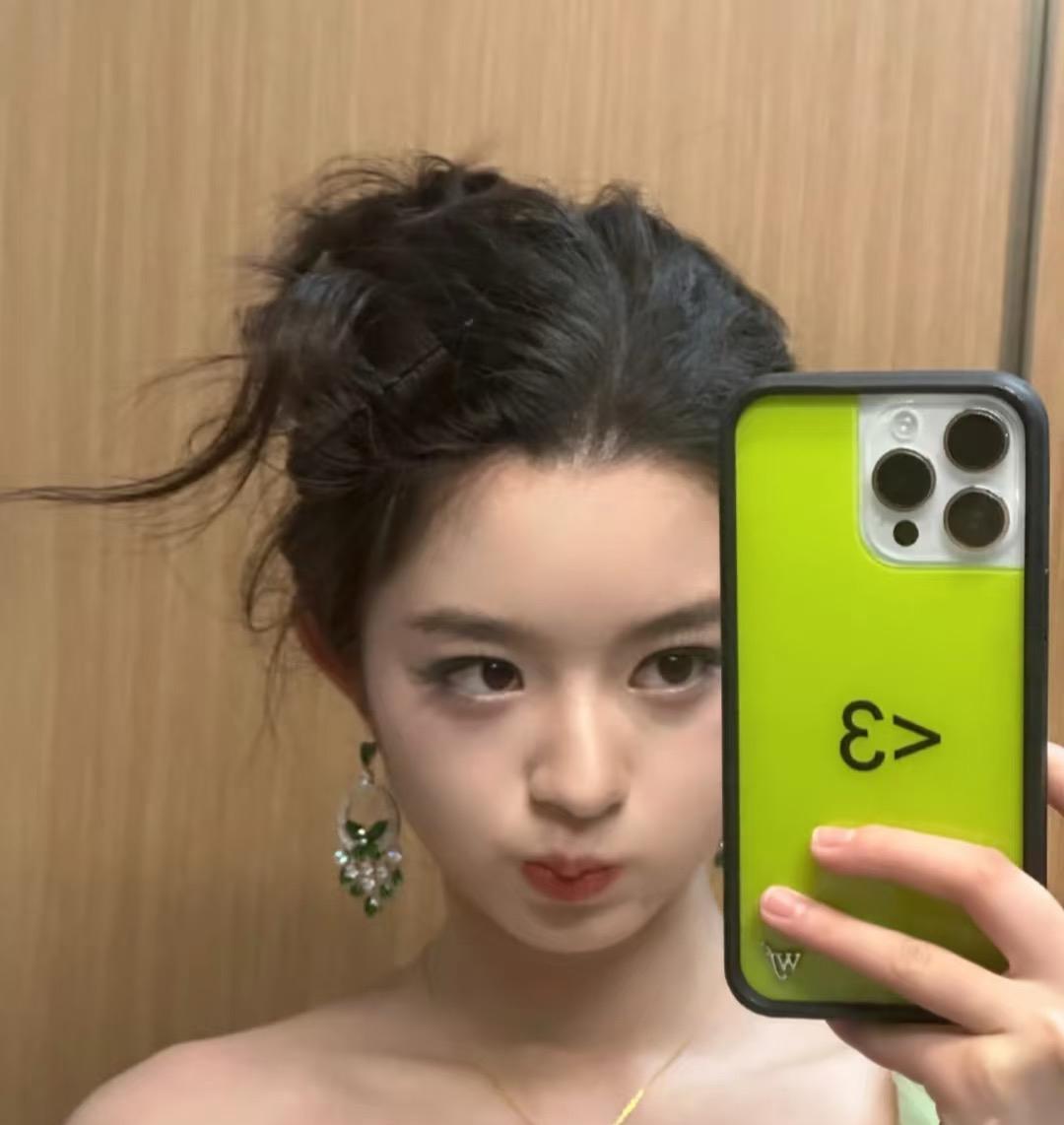 黄杨钿甜这妹妹其实也是蛮惨的，表面是家里“小公主”，实际却从小东奔西跑当童星。