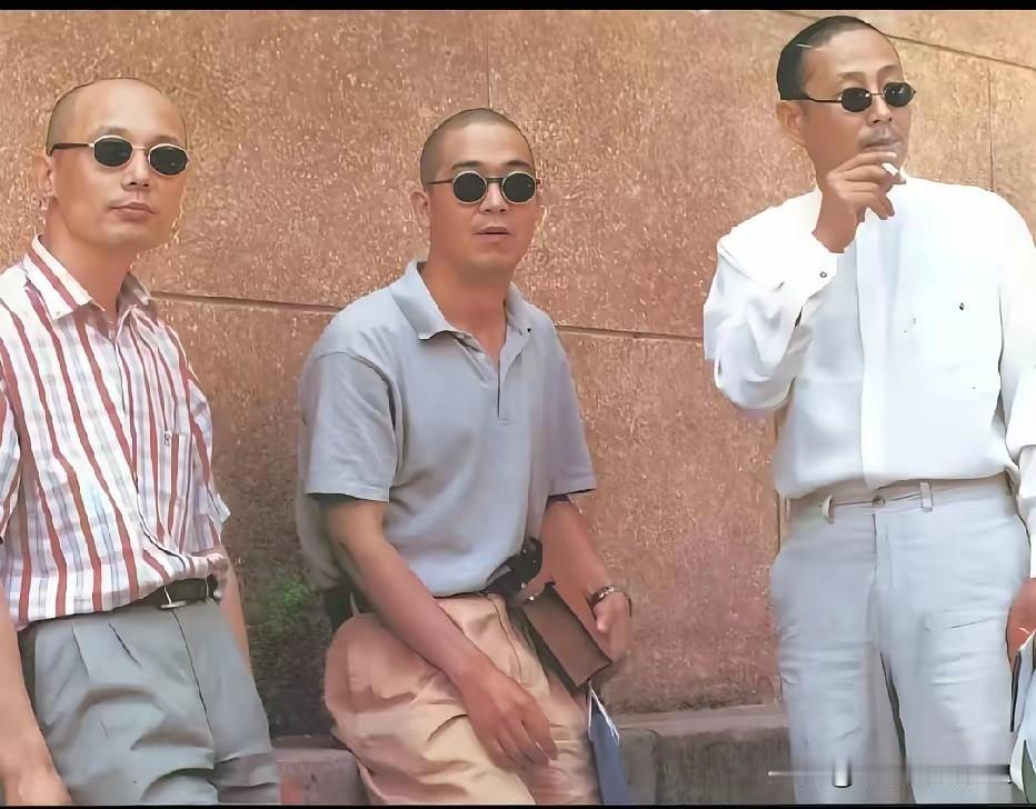 上世纪九十年代的一张老照片，这三位带着墨镜的老炮是谁啊？