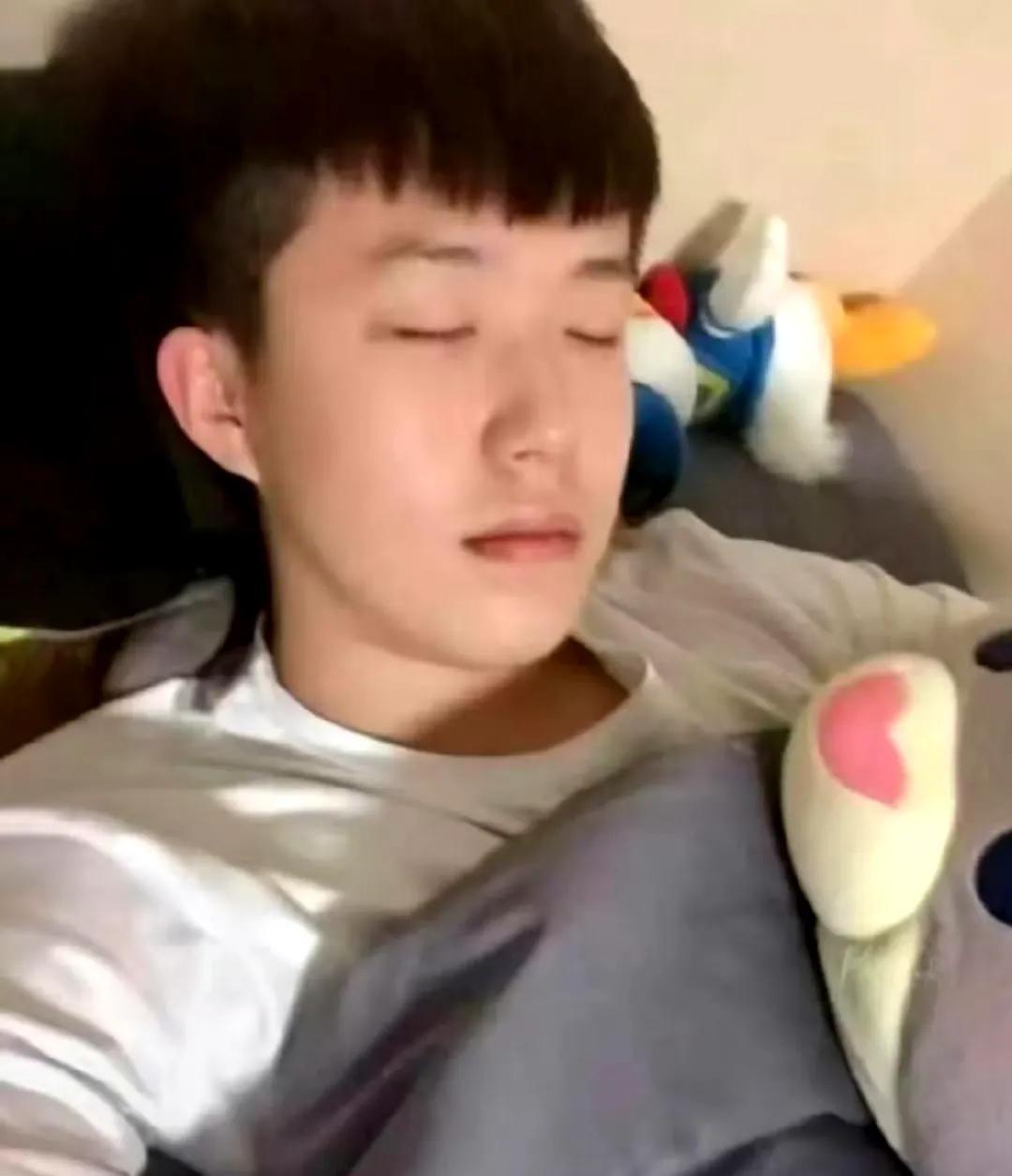 举报，有个小孩在装睡