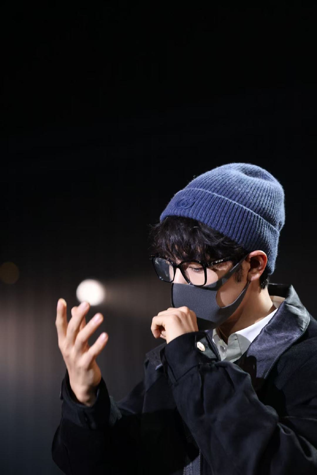 肖战东方卫视跨晚彩排图肖战跨年晚会彩排碎片掉落肖战东方卫视跨晚彩排图肖战