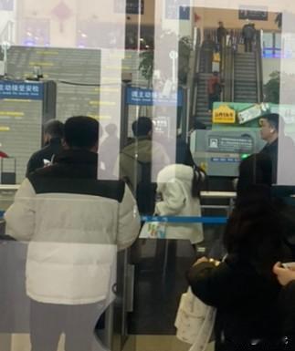 破防了！学医儿子过年回家没几天假期，今天大年初一下午就返校了。我送他到高铁站时，