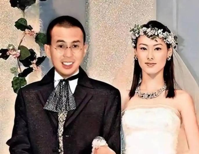 2007年，41岁的李泽楷爱上了19岁的梁洛施。一个成熟强势，一个年轻有活力，短