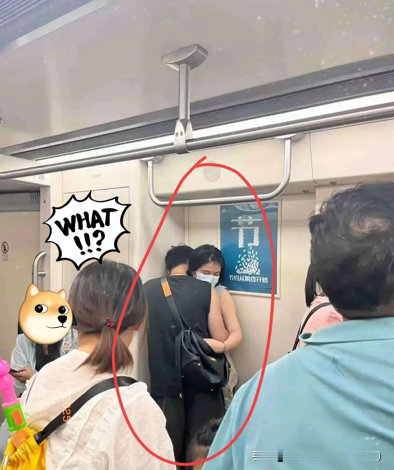 咱就说地铁上发qing真的尬到脚抠地！满车厢人看着就算了，还有小孩呢，就不能忍忍