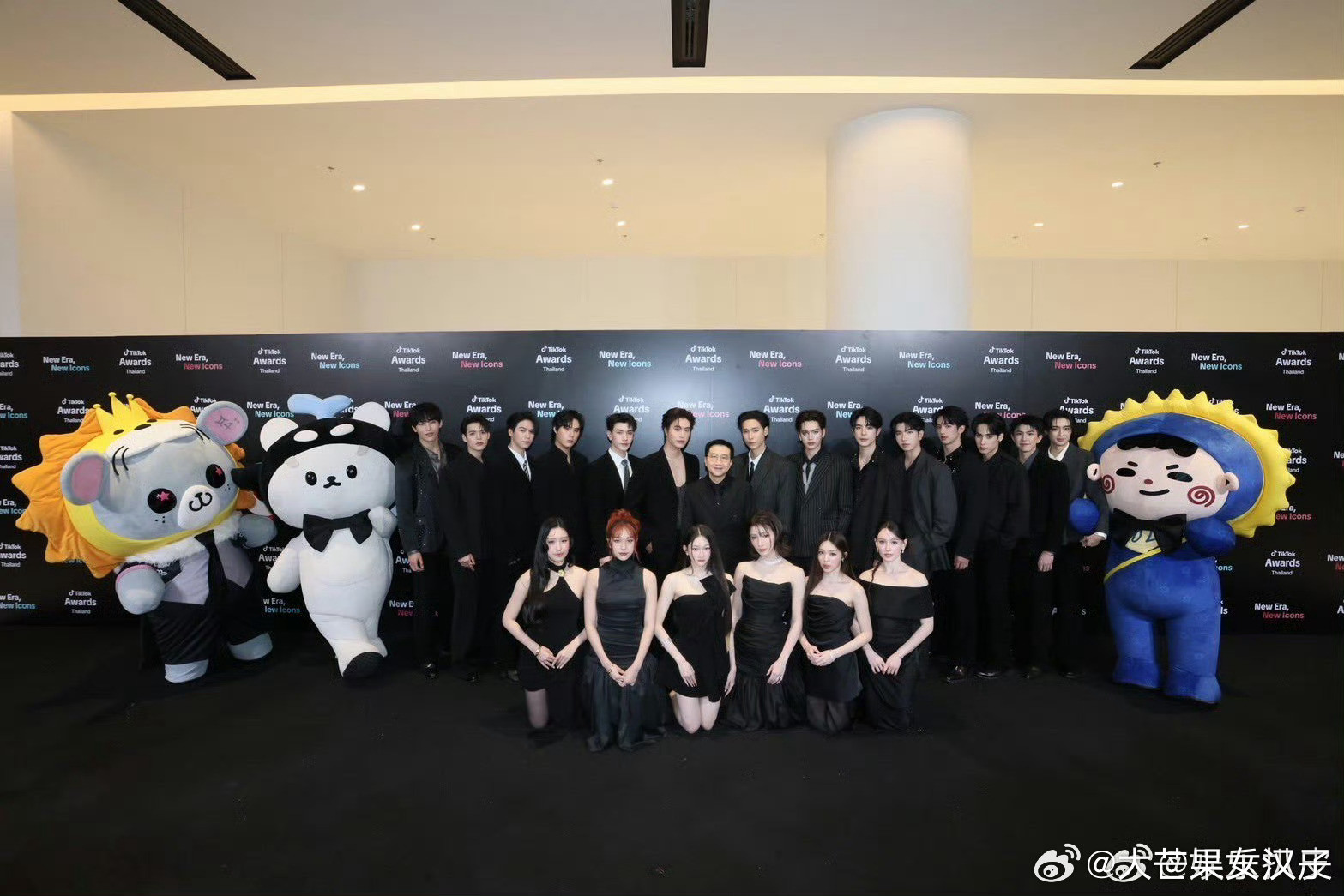 女艺人穿着裙子跪前边拍照泰国颁奖典礼合照环节男人站在后面，女性跪在前面，虽然泰