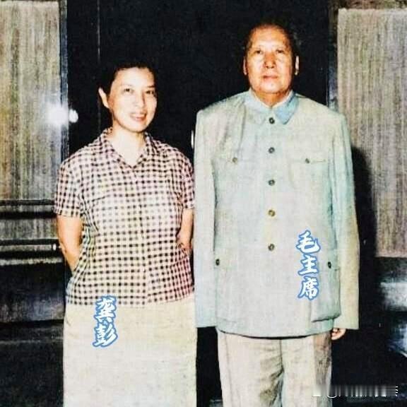 1960年，天安门城楼上，毛主席接见完外宾，突然叫住了一位女同志：“来，我们一起