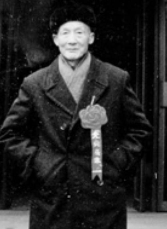 1949年，毛人凤下令处死朱君友。朱君友在坦然赴死的过程中，突然发现枪决他的2名