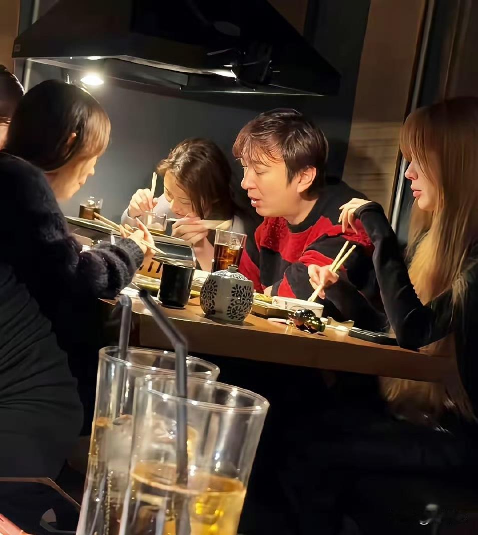 今天又是羡慕王思聪的一天。。他带着一群美女去东京潇洒了，现身居酒屋，贵价清酒一