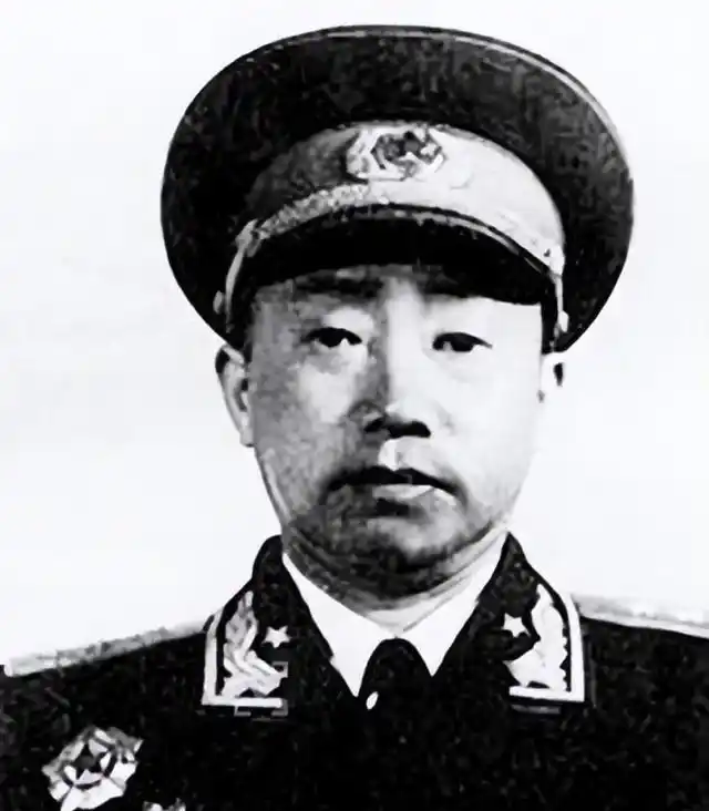 1973年，杨得志下乡看望老战友，却发现老战友生病却没钱治，县委见他生气，急忙解