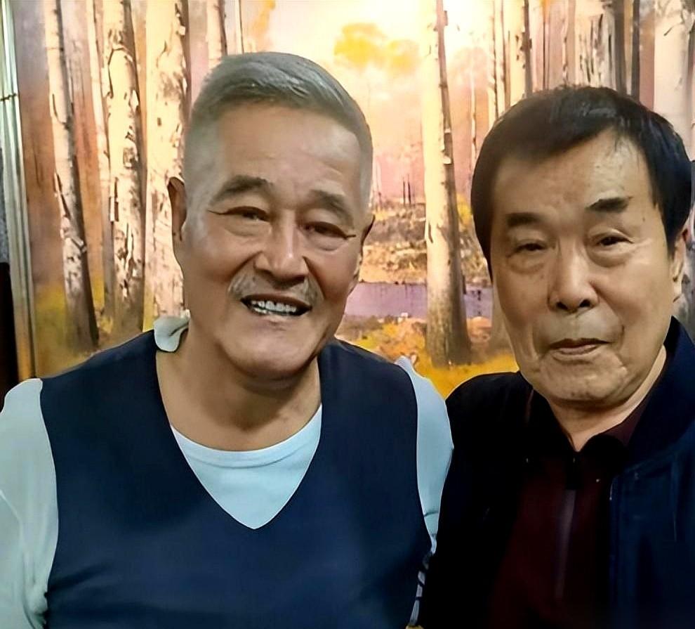 “脑袋大脖子粗，不是高干就是首富。”你敢信吗？这句词儿，是《卖拐》剧本里的原话