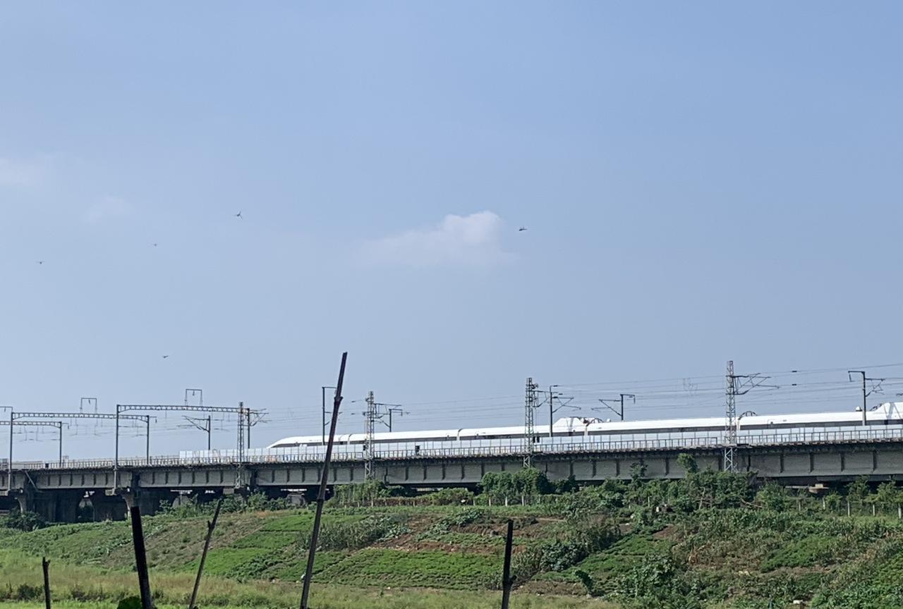 成都发布38°C高温预警，未来三天四川盆地有高温天气。中央气象台7月27日6时发