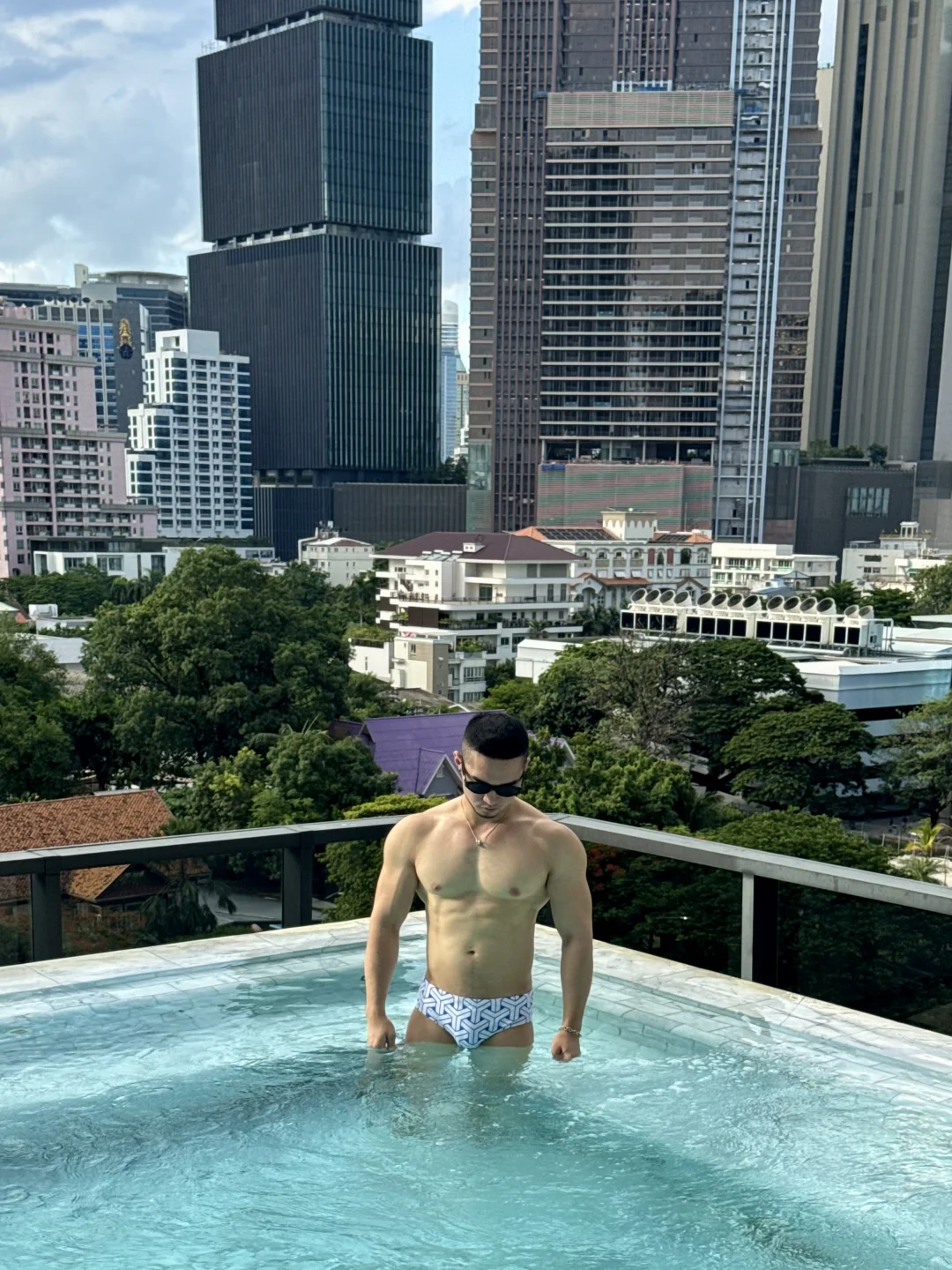 泳池里的白皮肌肉男
