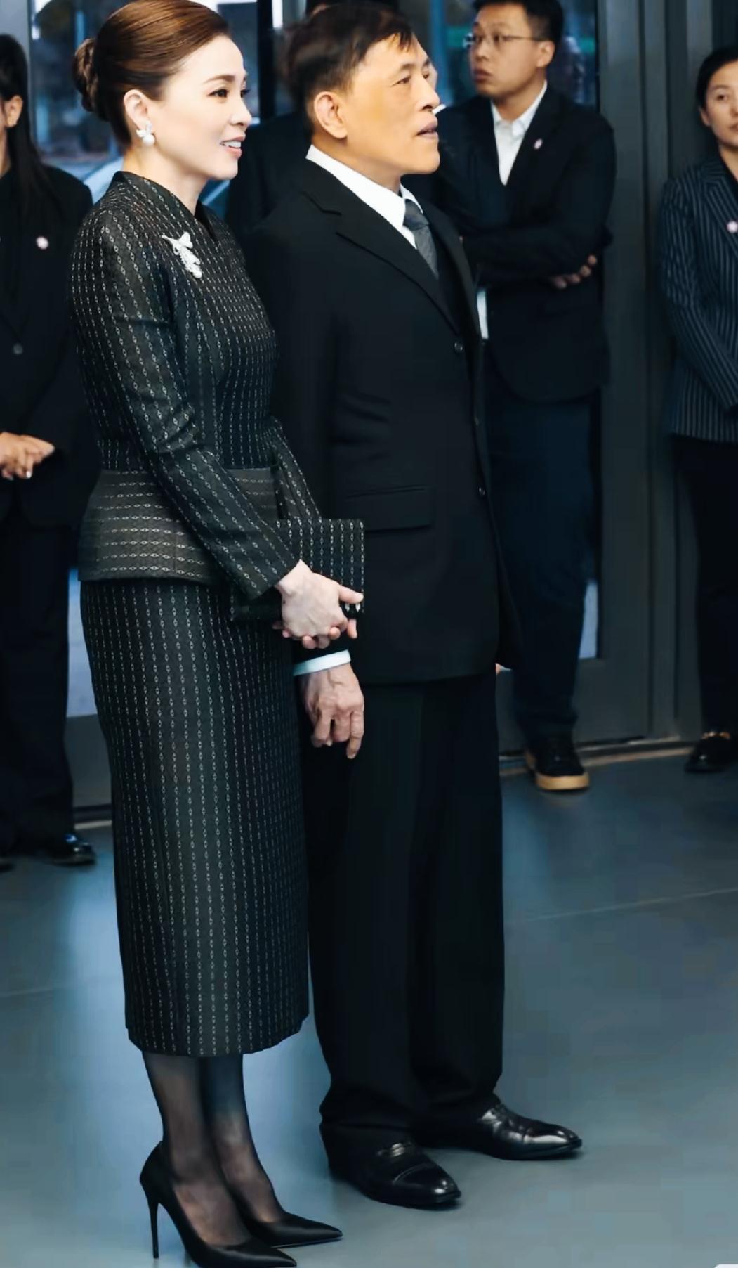 泰国王后苏提达为了美，穿着方面也是非常的讲究啊！穿着又细又高的高跟鞋👠，这鞋