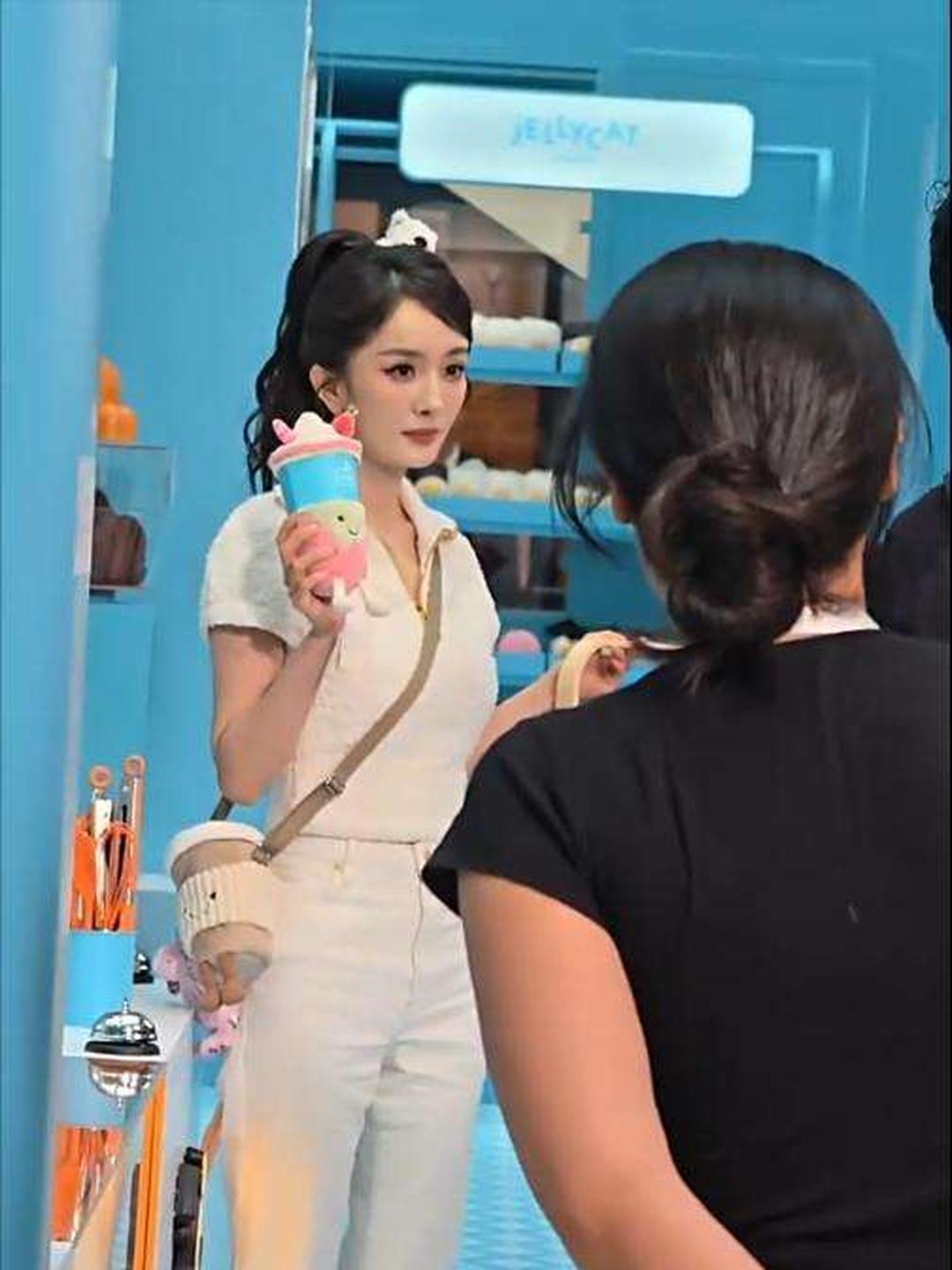 杨幂身材连这么普通的衣服都撑起来了​​​