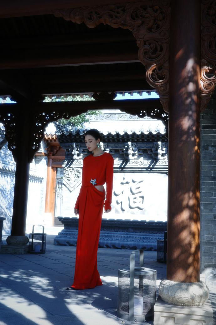 今天倪妮在出席时尚活动的时候搭配一件红色的裙子，看上去高贵又迷人，确实是太美了。