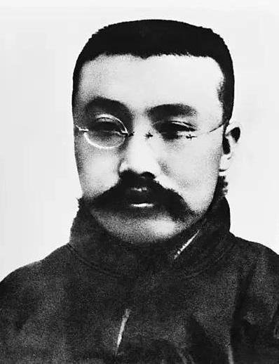 1927年4月6日，张作霖在获得英、美、日等国公使（基于反共立场）的默许后，不顾