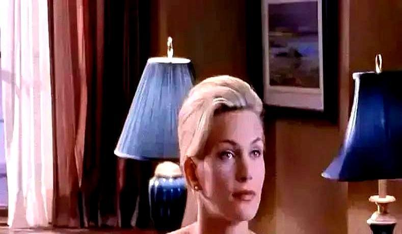 电影首映现场，女演员看到私处被完全暴露在大银幕上。愤怒之下，她直接掌掴了导演—