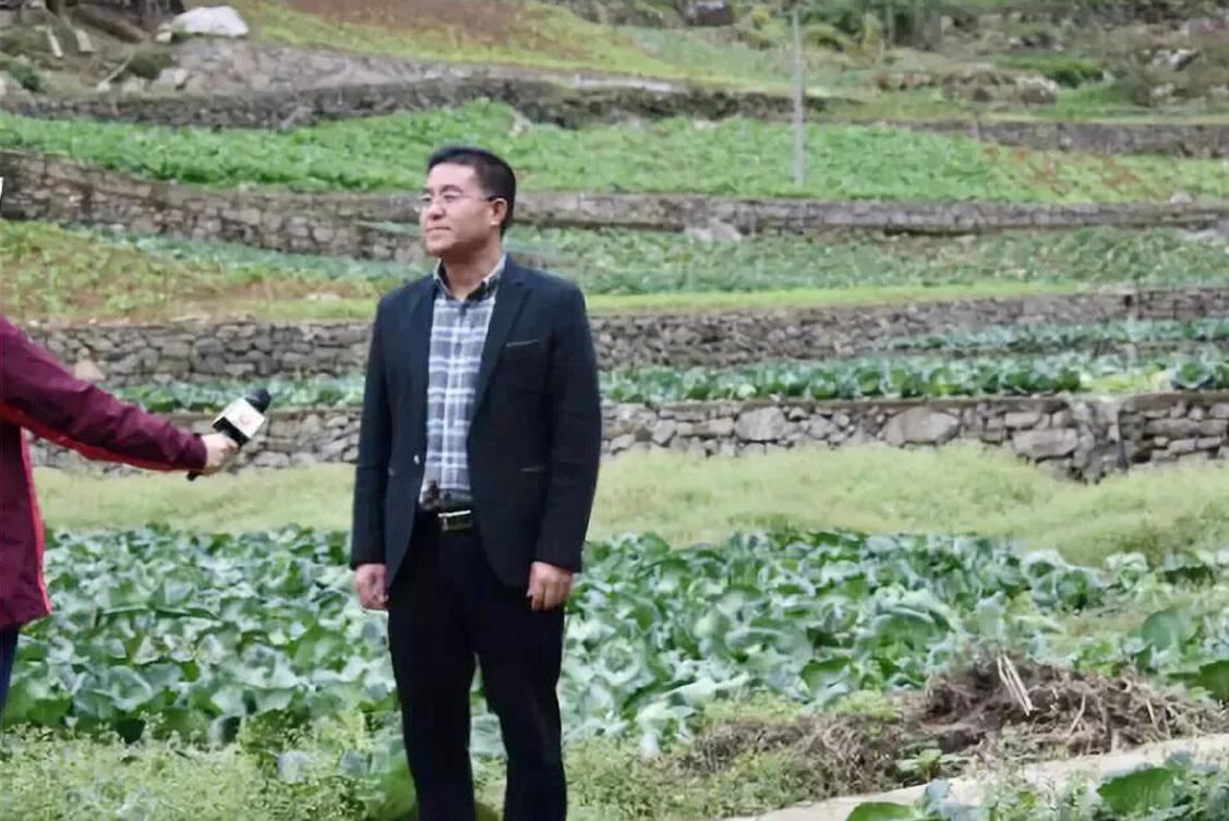 没想到四川万源市的姚主任跟我一样都是70后，都是师范专科学校毕业，都当过老师。他