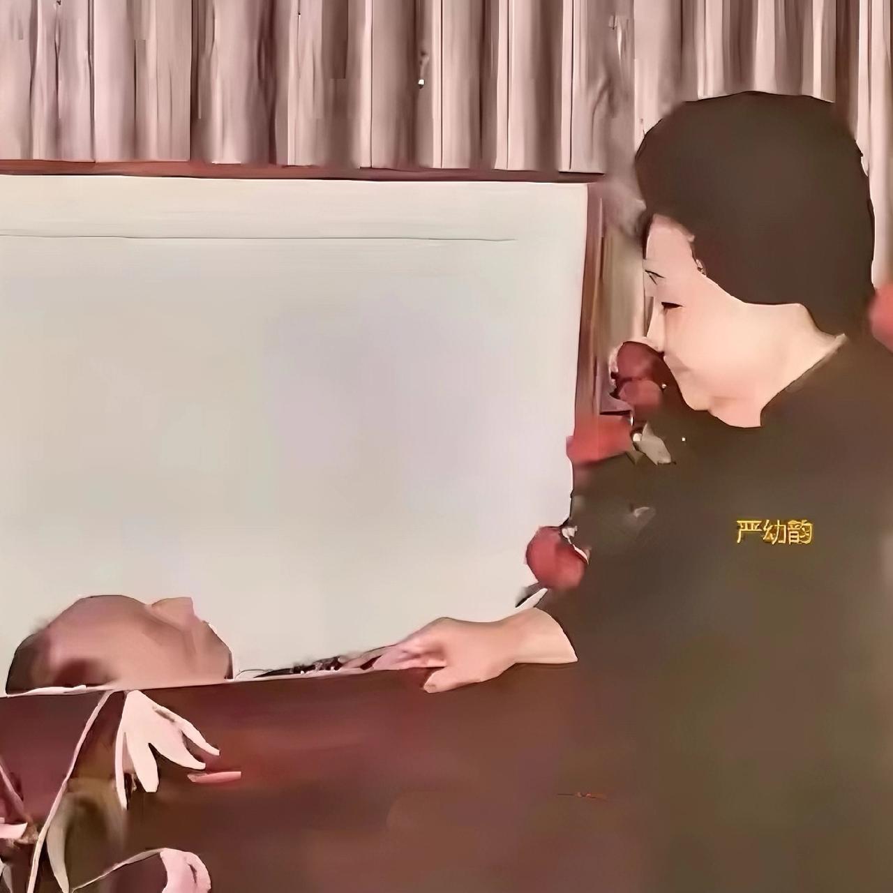 外交家顾维钧仙逝后，夫人严幼韵含泪送别，目光里满是悲痛与不舍——这张罕见的留影，