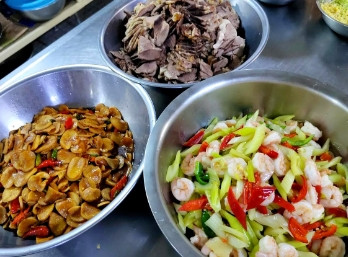 吃过午饭，躺在床上，怎么也不睡不着，寻思着下午吃什么呢？羊肉已经煮上了，再配