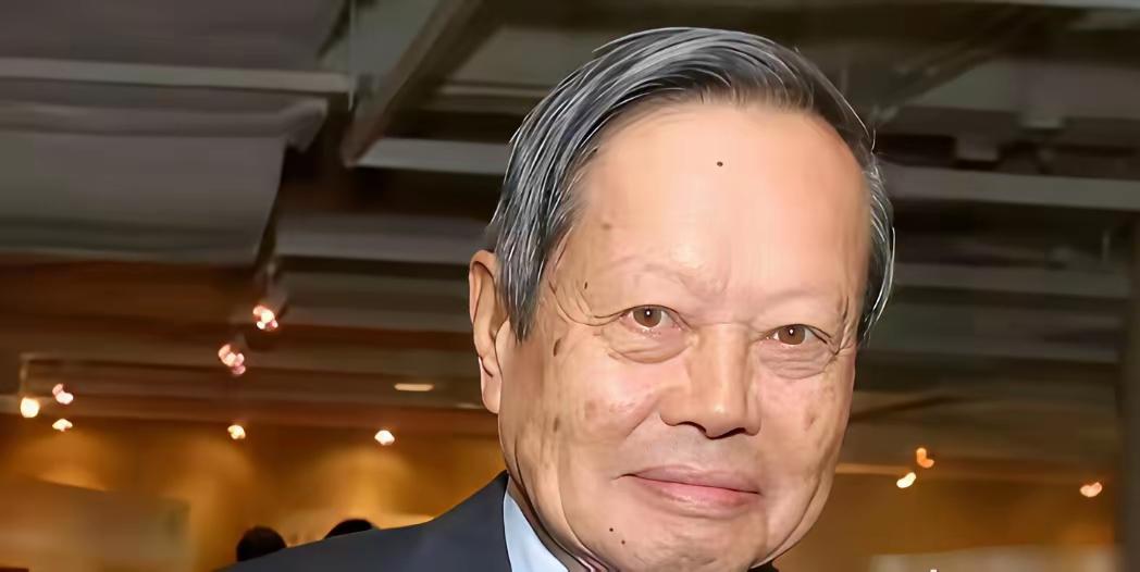 杨振宁先生的安葬选择，才是真正的“大国风骨”！不与前妻合葬，也不跟现任相伴，遗嘱