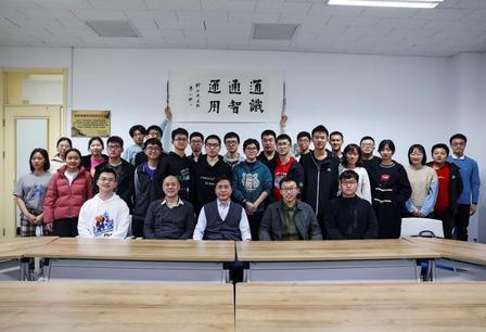 没想到，一个在美国拿了终身教职的学者，不抢项目不冲论文，回国后第一件事，竟然是招