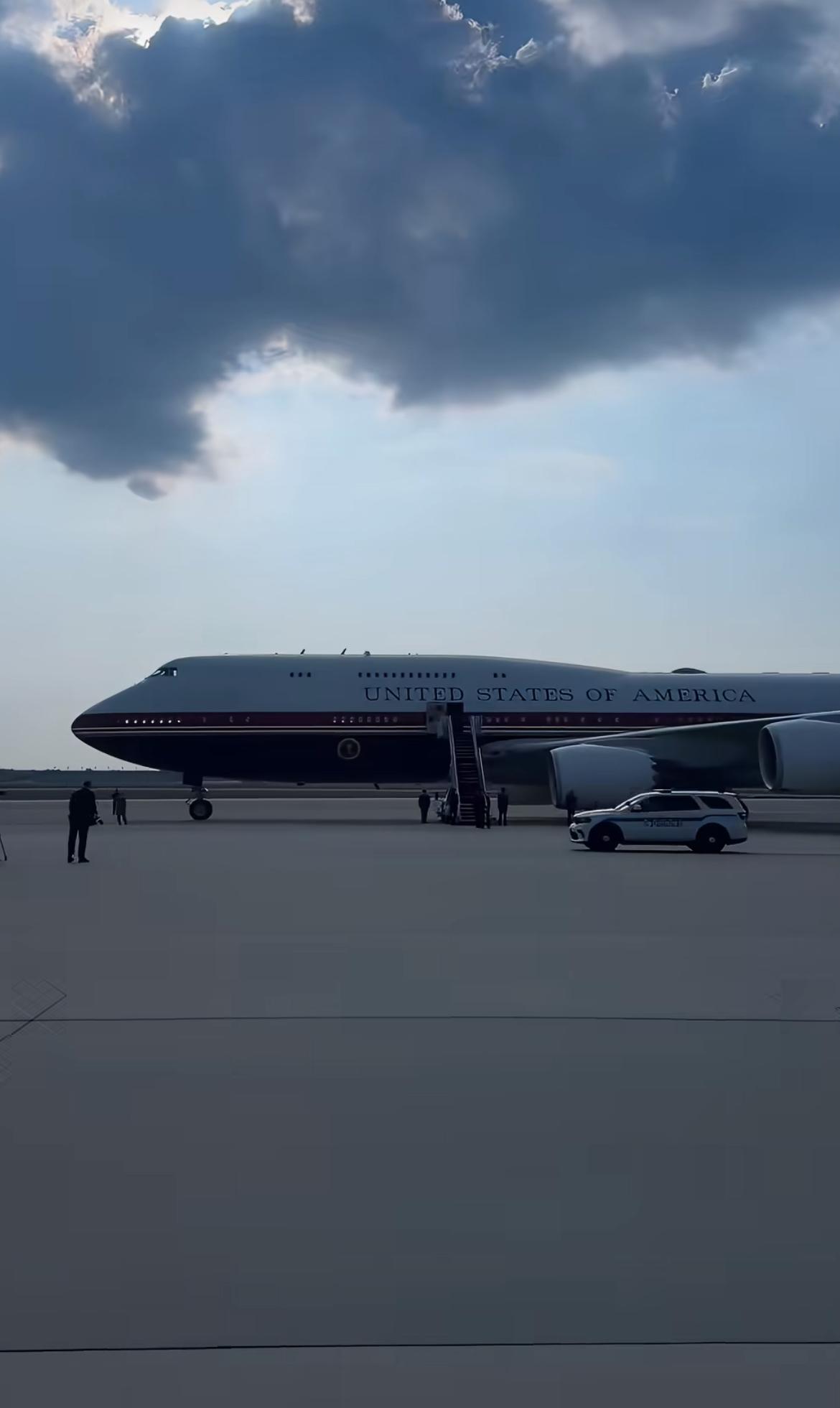 特朗普首次乘坐新空军一号出行这架价值4亿美元、经全新改装的波音747-8飞机