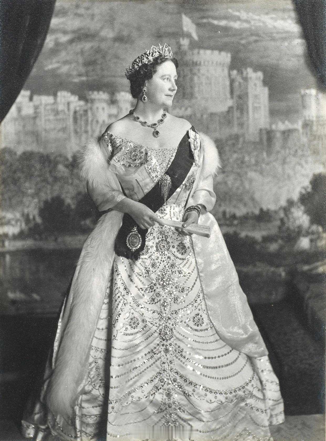 英国王室1953年，摄影师CecilBeaton为伊丽莎白王太后拍的官方肖