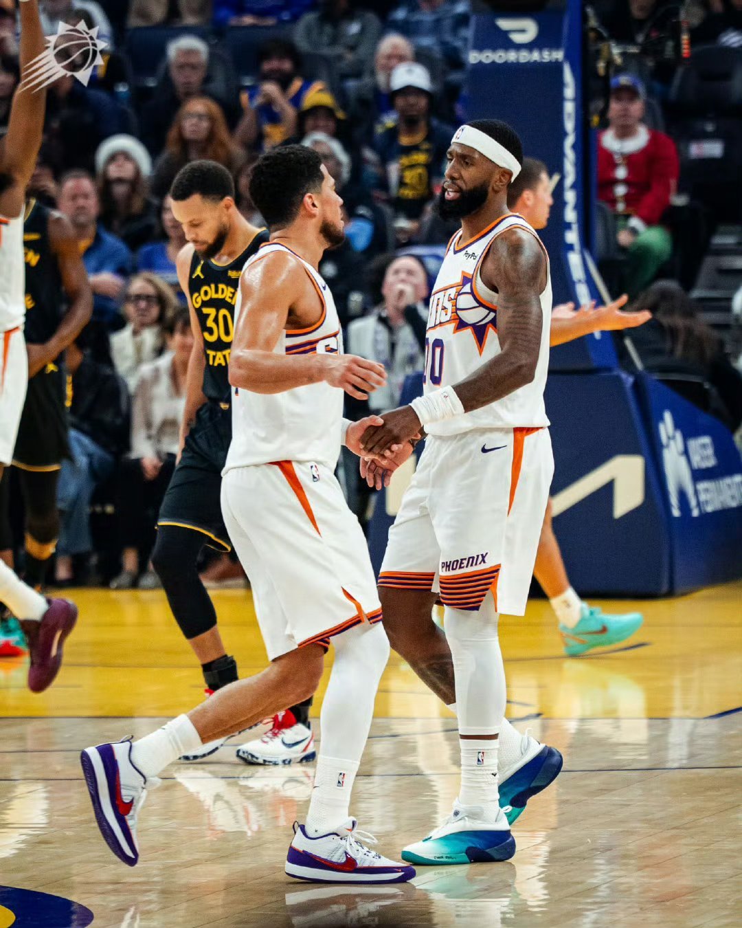 又是跟勇士缠斗到最后一刻。只不过这次是咱们输今天好几位主要轮换表现得太懒了。夯：