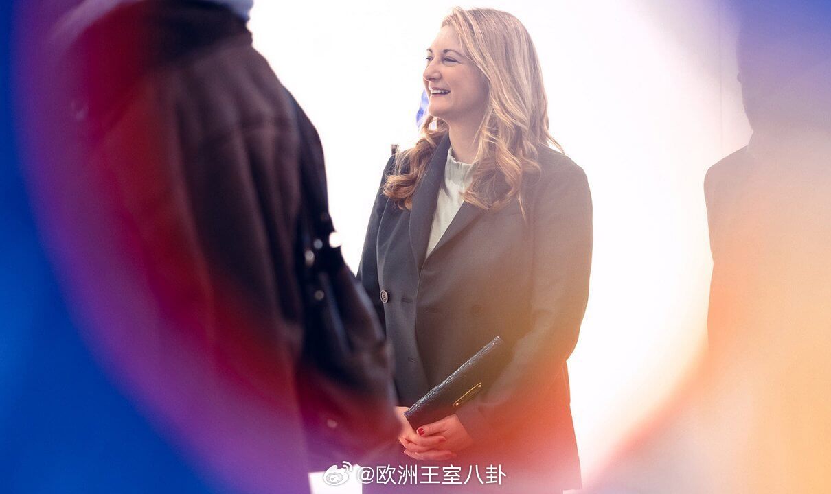 3.10卢森堡大公夫人斯蒂芬妮参观展览，摄影师把圣光都拍出来了