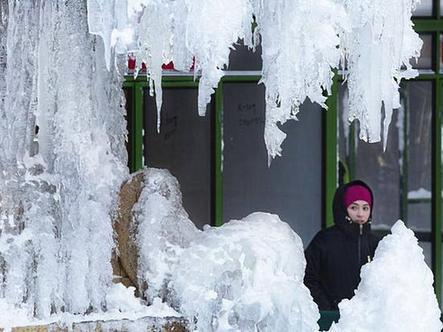 据央视新闻报道，美国国家气象局22日说，超级风暴来袭，横跨3000公里，覆盖大半