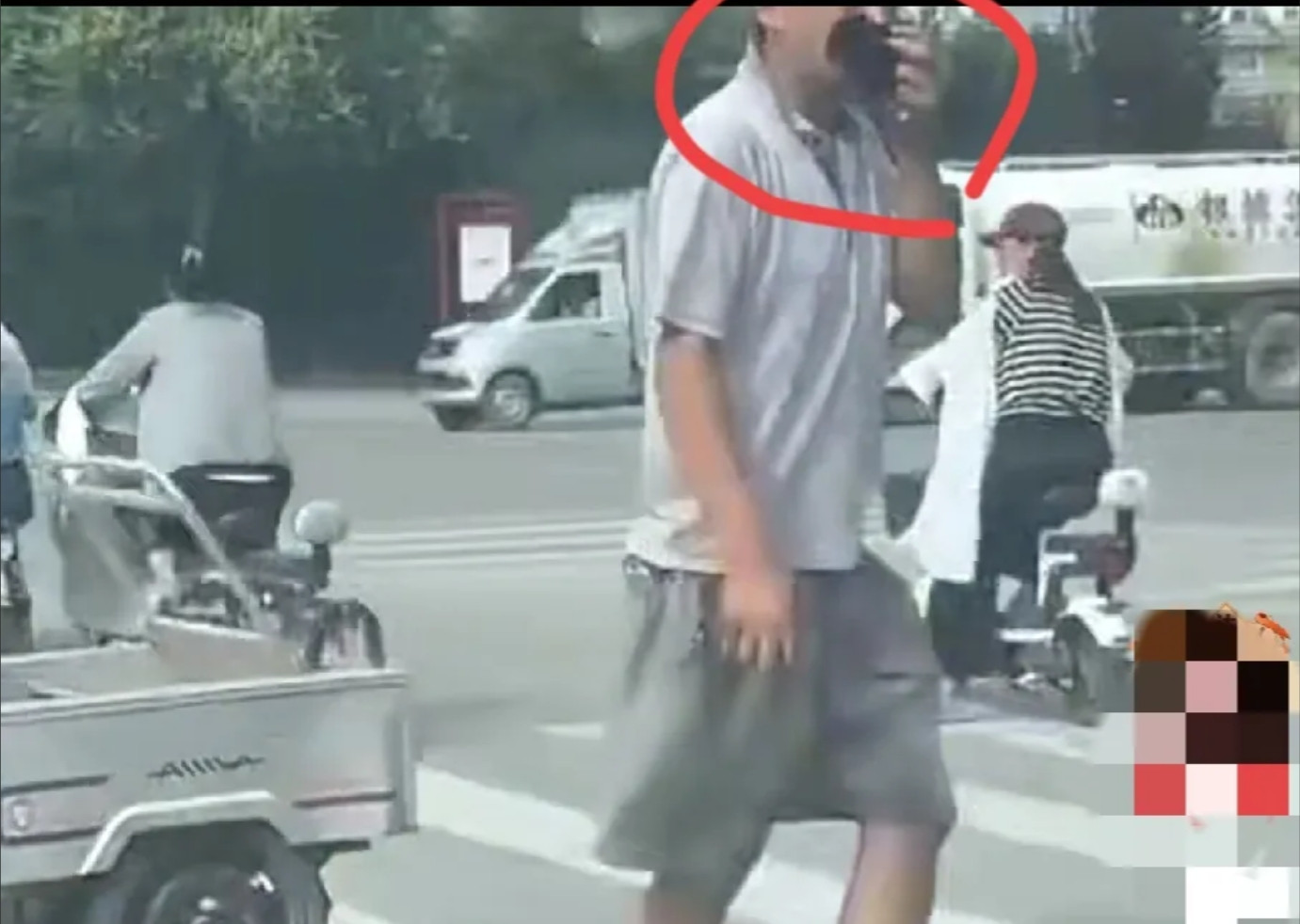离谱！街头惊现“袜子痴汉”家人们呐，今天在大街上，我亲眼目睹了一场让人惊掉下巴