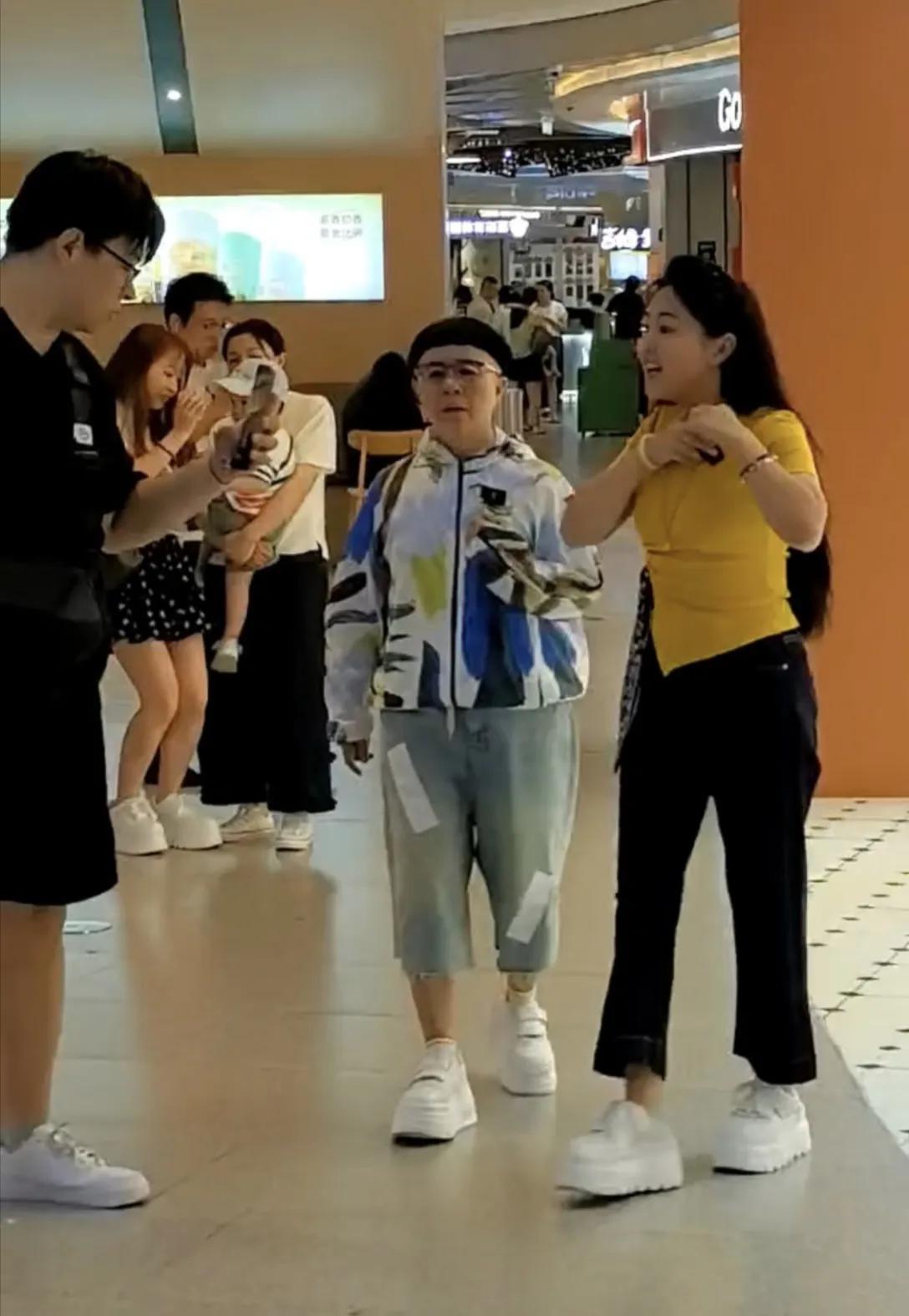 59岁金龟子和女儿一起现身漳州逛商场，她还是留着标志性的锅盖头发型，穿衣打扮有个