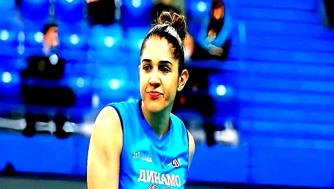 李盈莹一走，天津女排的快球断了电。瓦尔加斯一锤子砸下去，二传手差点被带飞。老