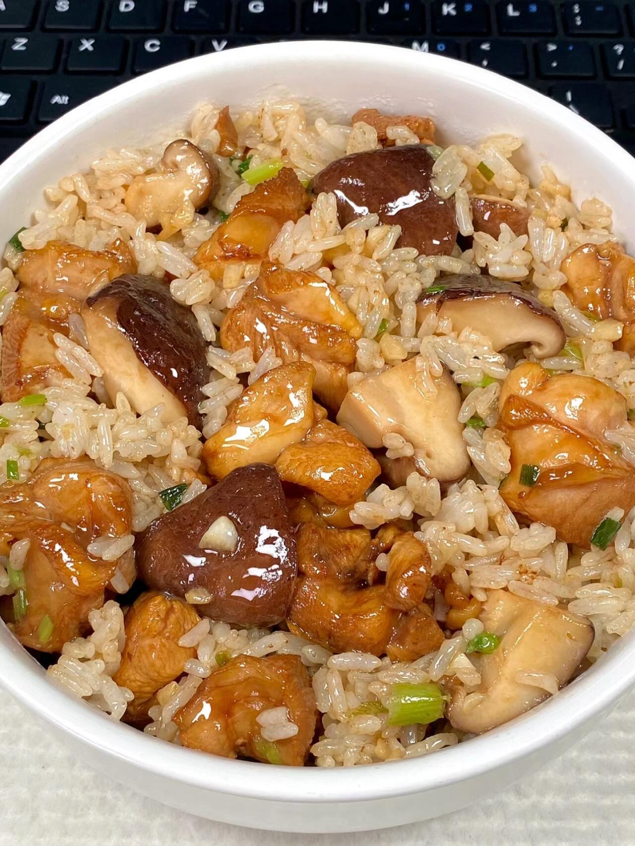 姐妹们，这个香菇鸡腿拌饭真的把我香迷糊了，嘎嘎好吃呜呜呜，鸡腿🍗煎的焦焦的，加
