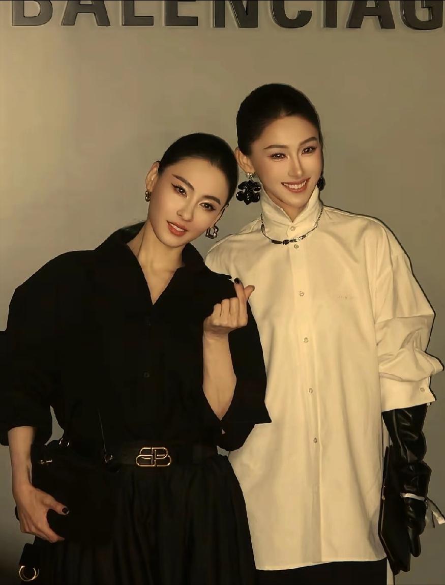 不敢相信，世界上居然有这么相像的两个人！没想到，港圈顶级骨相美人张柏芝，终于遇到