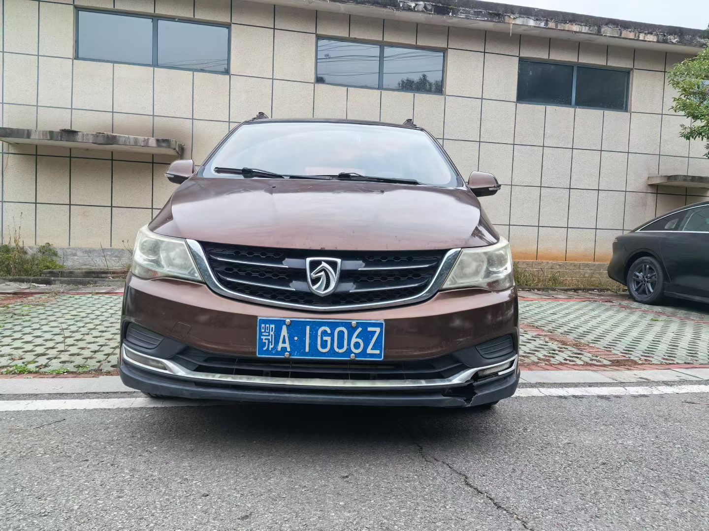 新到17年宝骏730，棕色车身，1.5手动挡，7座空间大，适合家用拉人拉货。车况