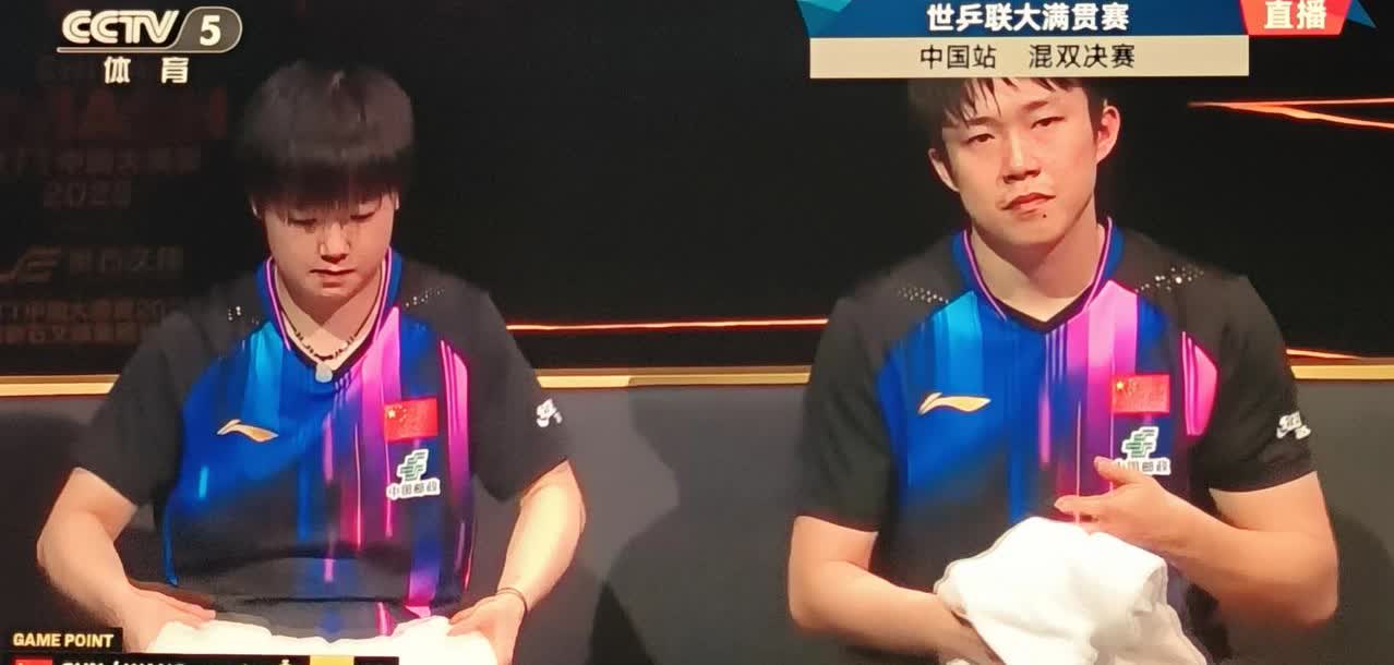 发现了吗？局间休息大不同，莎头只要休息，就坐在那儿擦汗交流。陈熠和黄友政