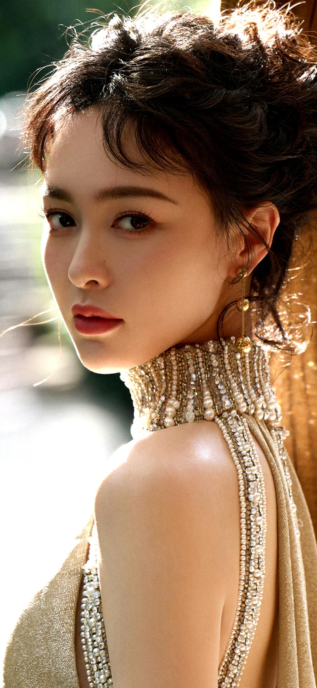 唐嫣迈着修长美腿，宛如真的从《繁花》中袅袅婷婷地走来，笑靥似花，风情万种，尽显妩